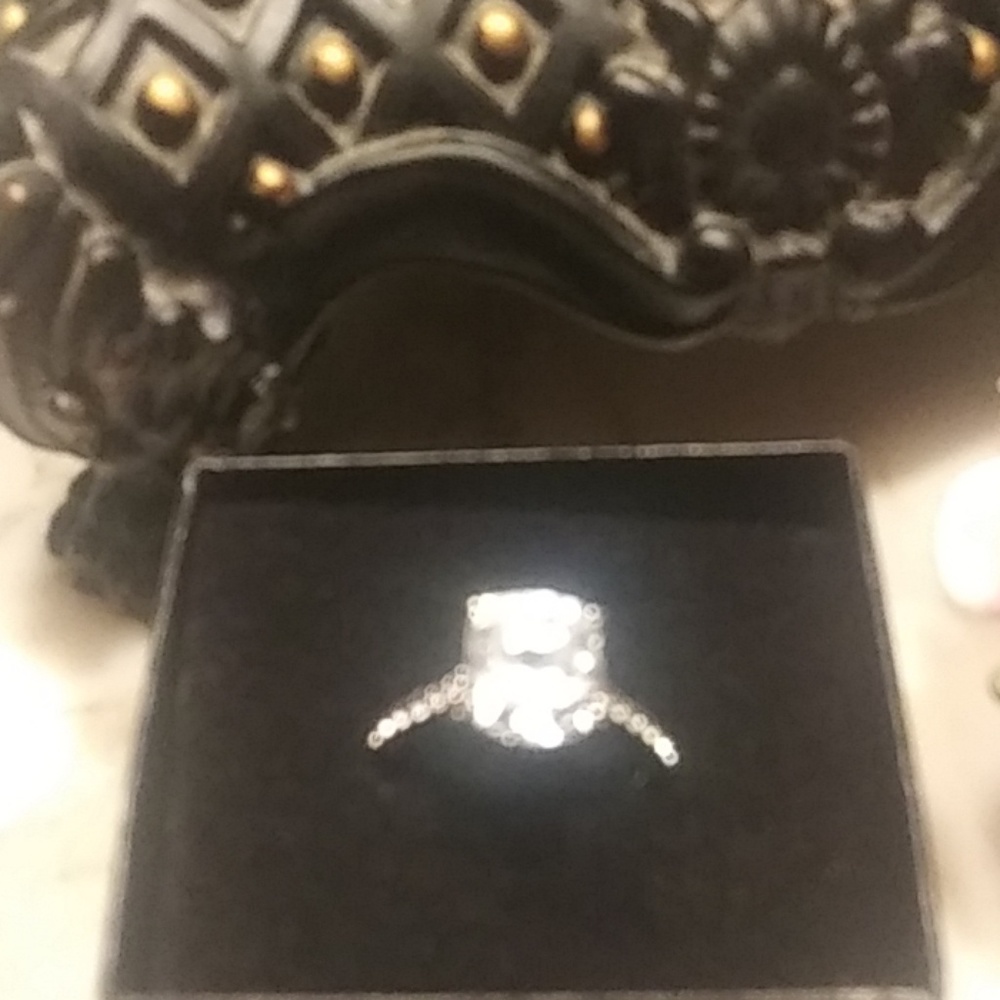 Manmade. 14k white gold diamond 2 carat.